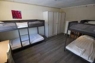 Гостевой дом Hotel Aakenus Economy Apartments Peura Рованиеми Кровать в общем 6-местном номере для мужчин и женщин-8